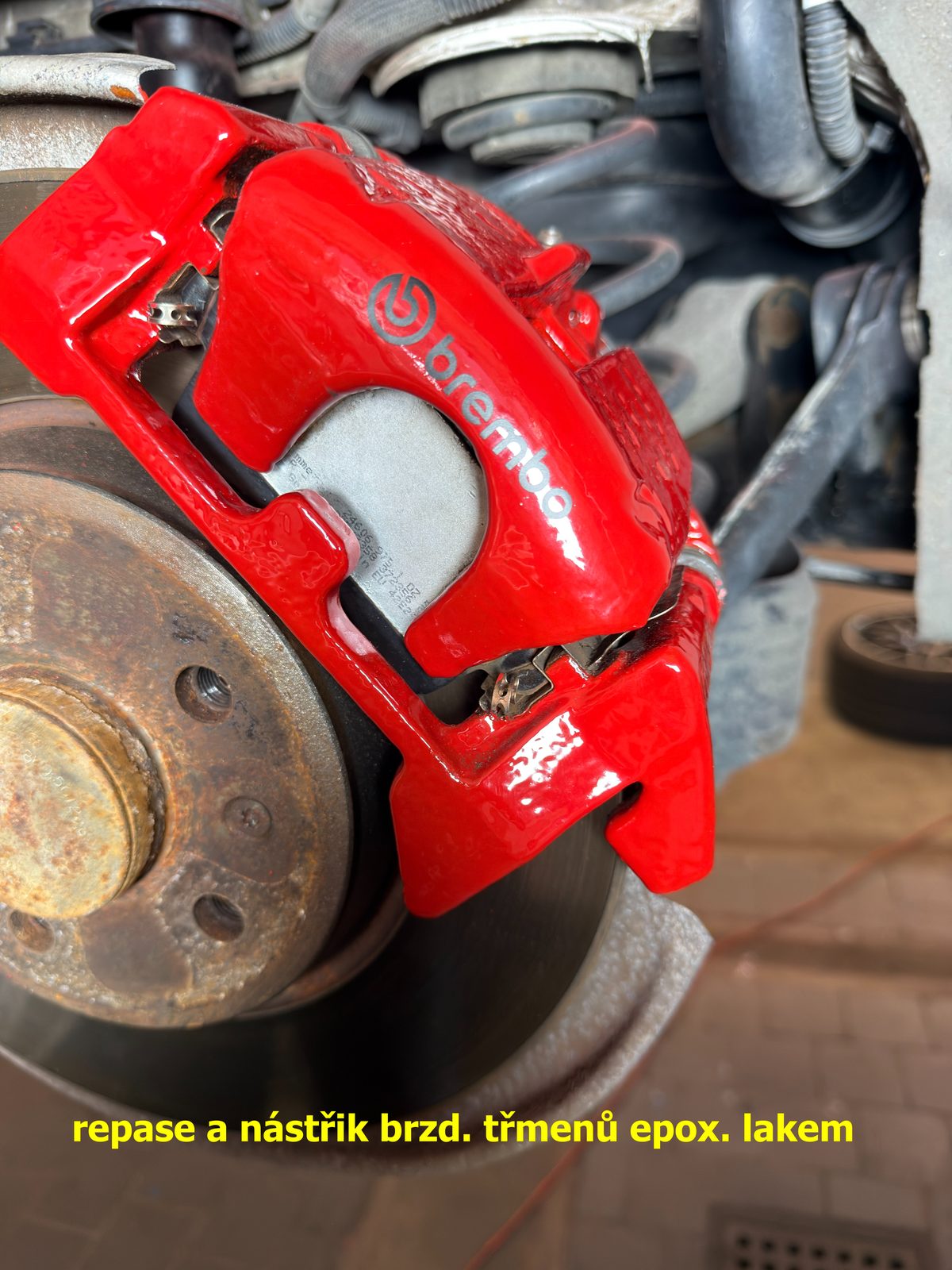 Lakování brzdových třmenů - namontovaný třmen Brembo