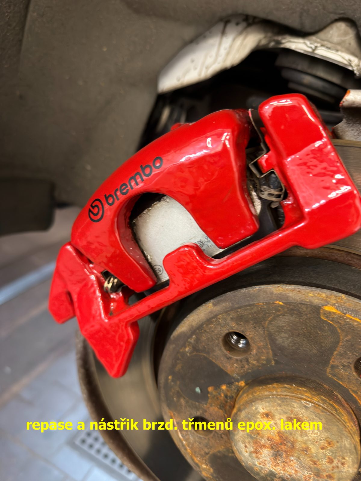 Lakování brzdových třmenů - detail třmenu Brembo