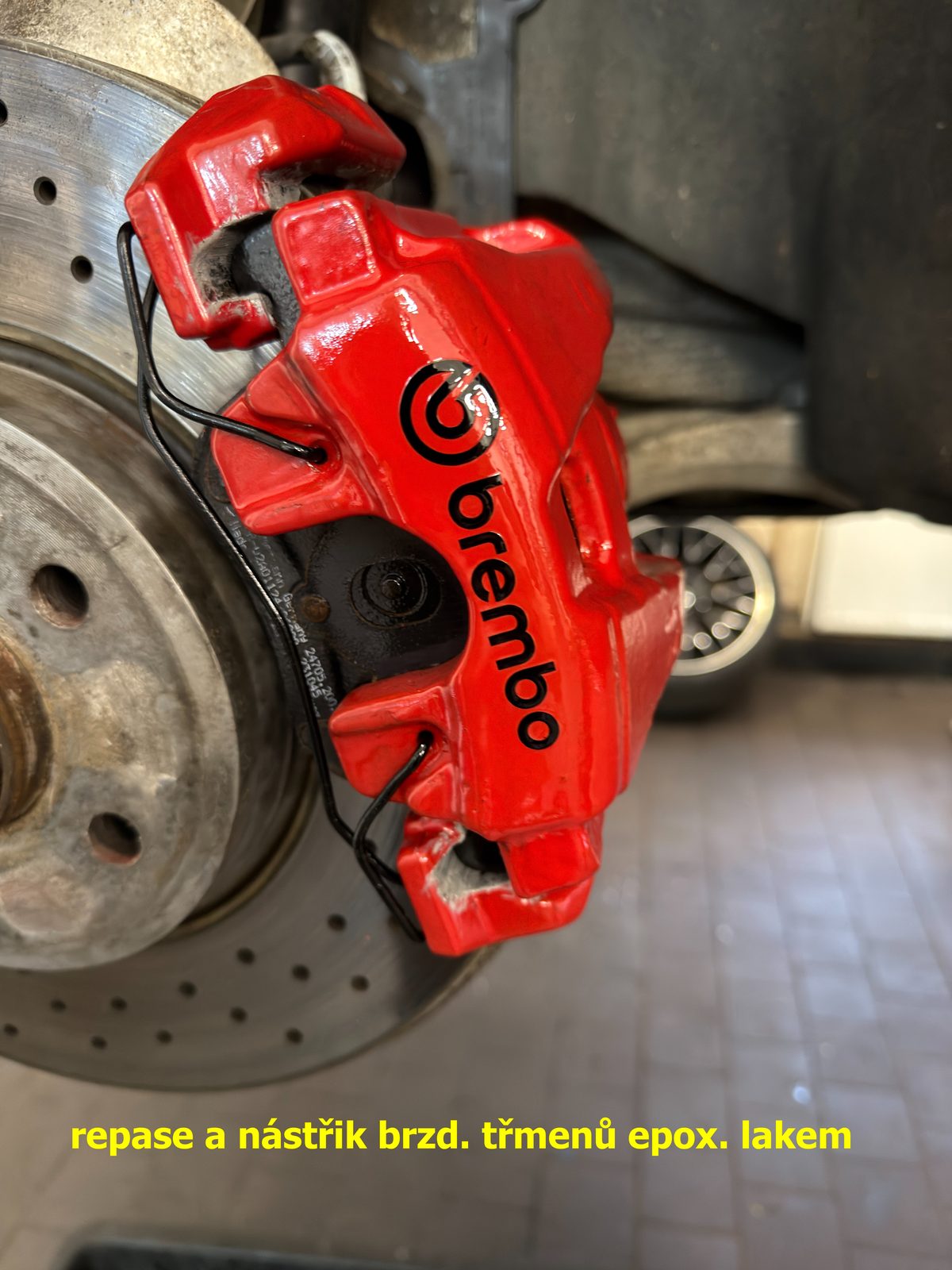 Lakování brzdových třmenů - třmen Brembo po nástřiku