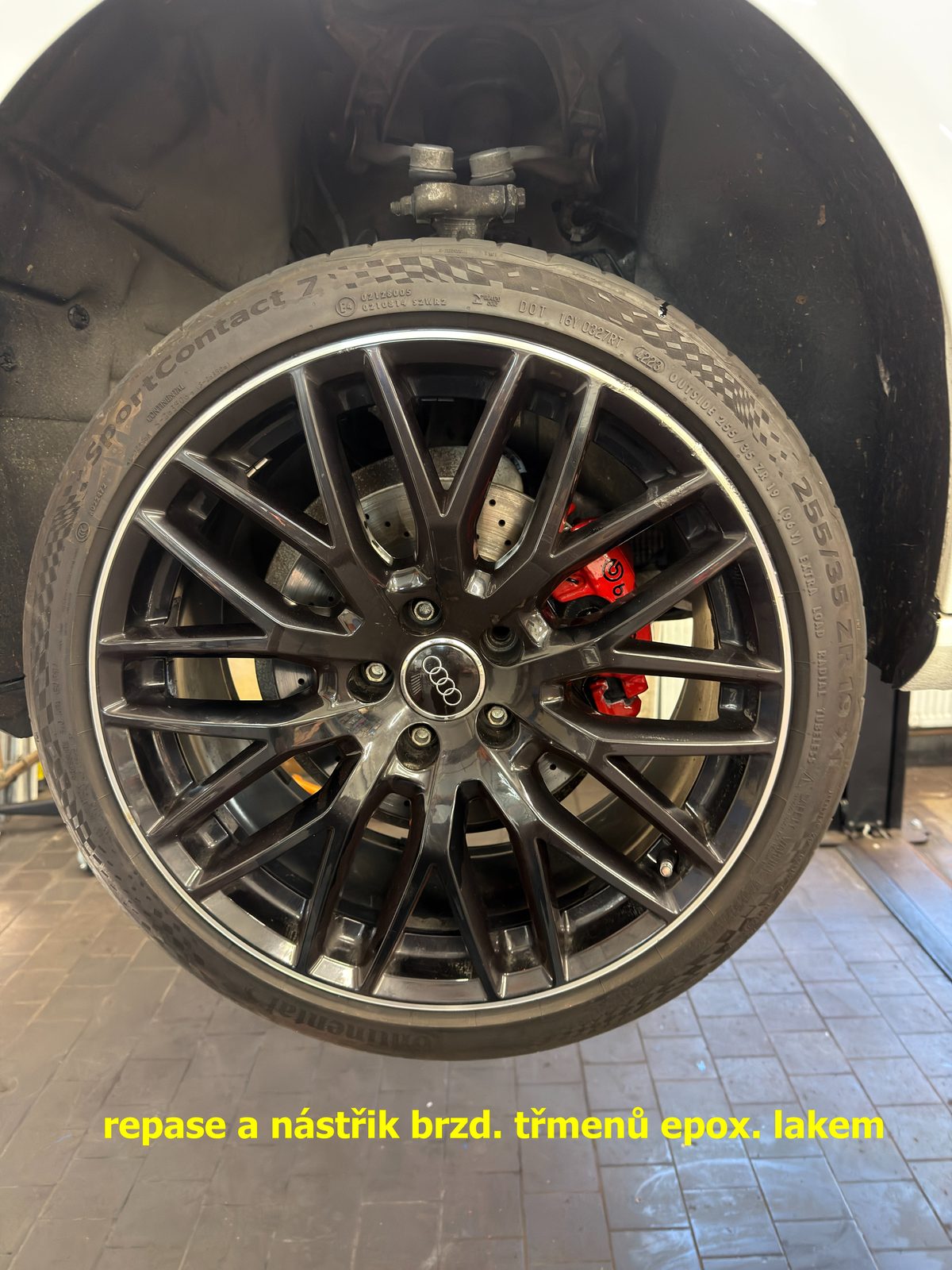 Lakování brzdových třmenů - kolo Audi s nalakovaným třmenem