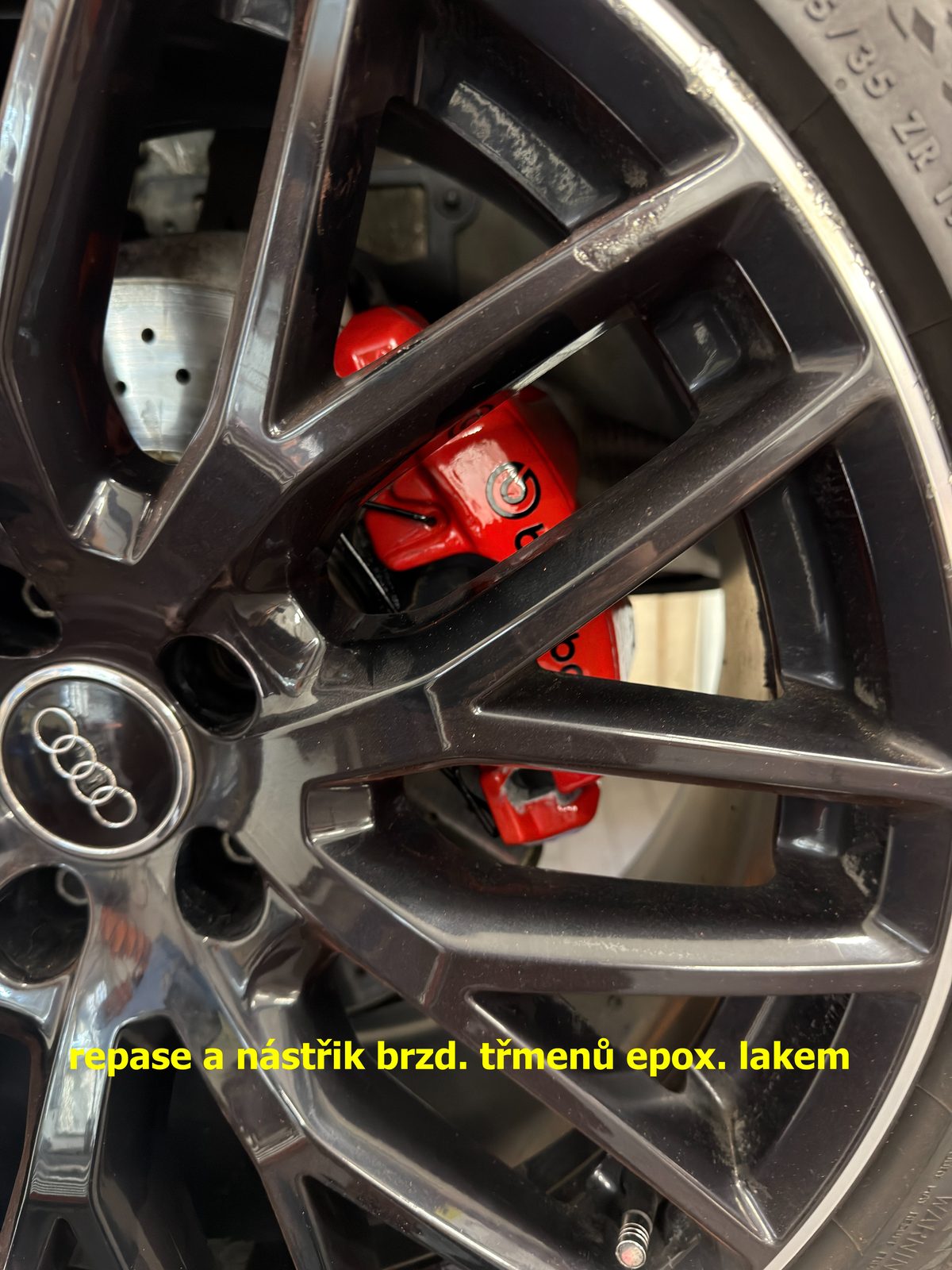 Lakování brzdových třmenů - pohled přes disk kola Audi